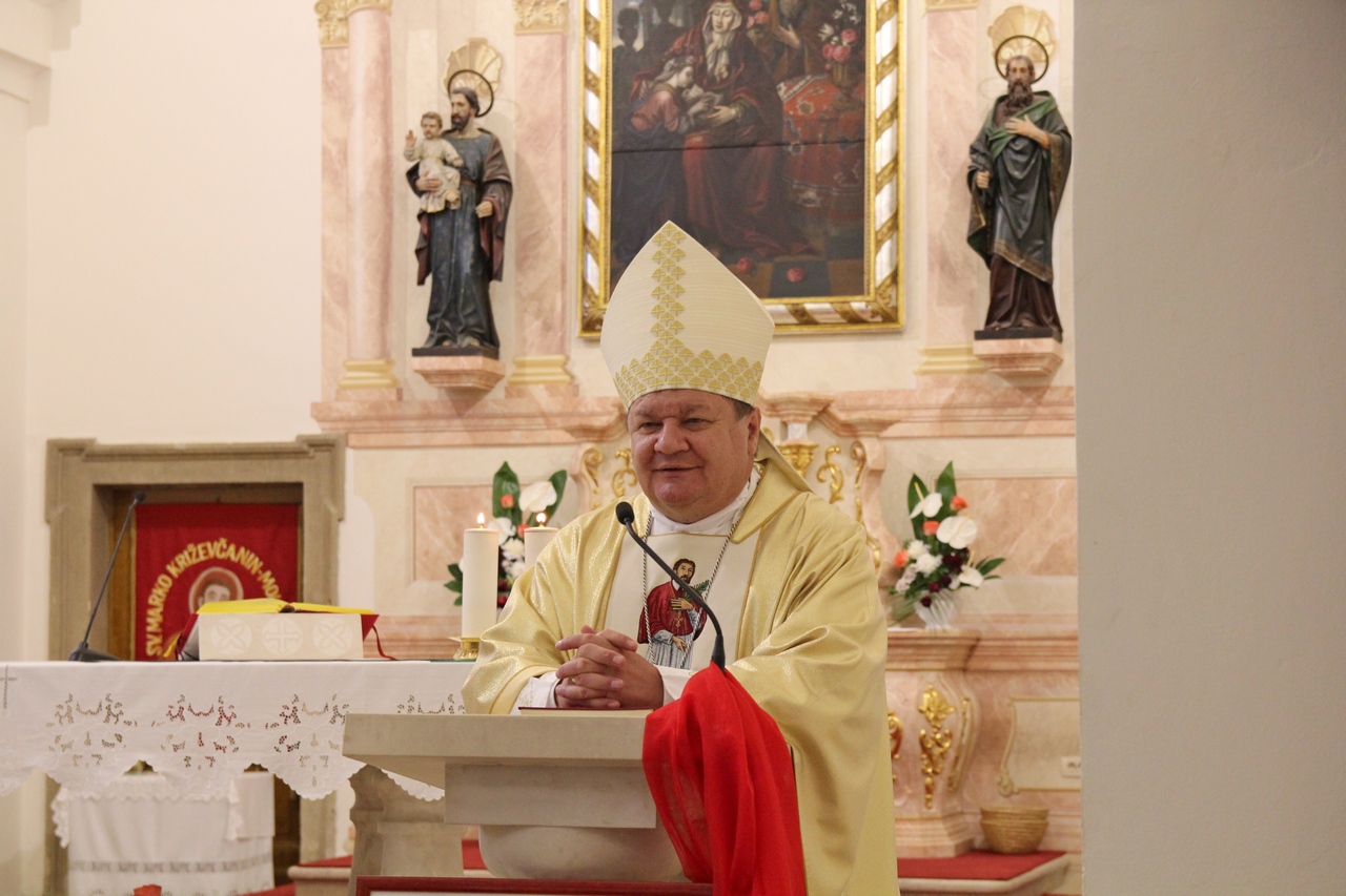 002 Biskup Huzjak propovijeda